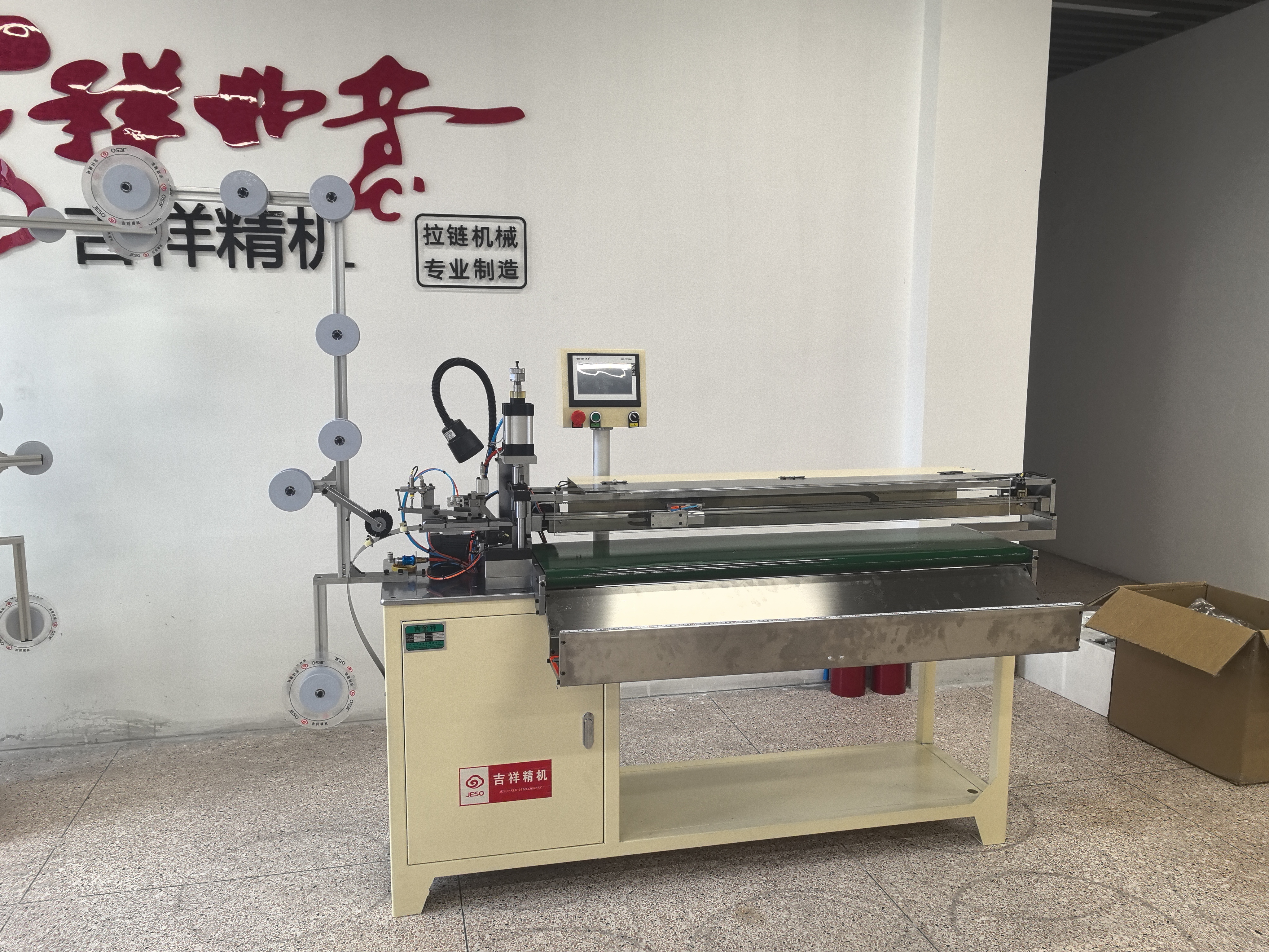 PM-082-M Ultrasonic open end cutting machine with robot arm
