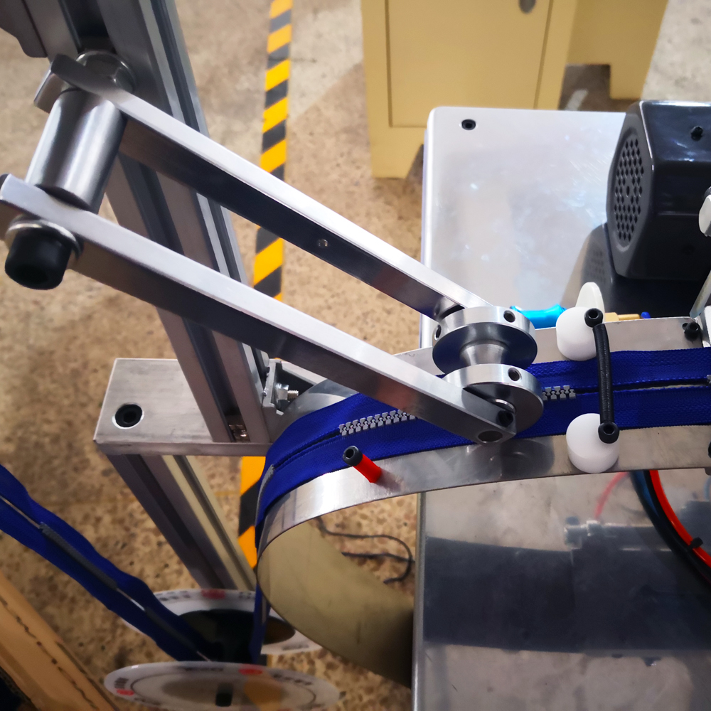 PM-091-M Ultrasonic open end cutting machine with robot arm