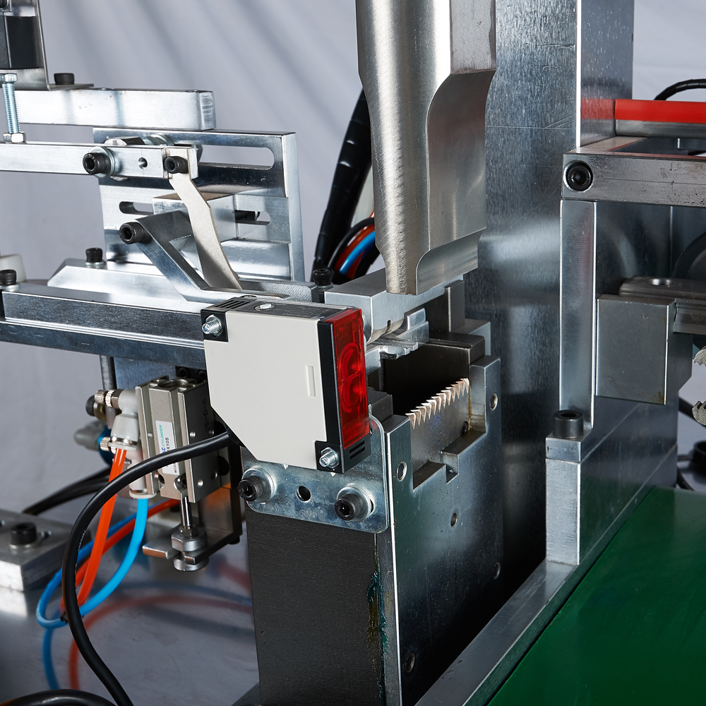 PM-091-M Ultrasonic open end cutting machine with robot arm