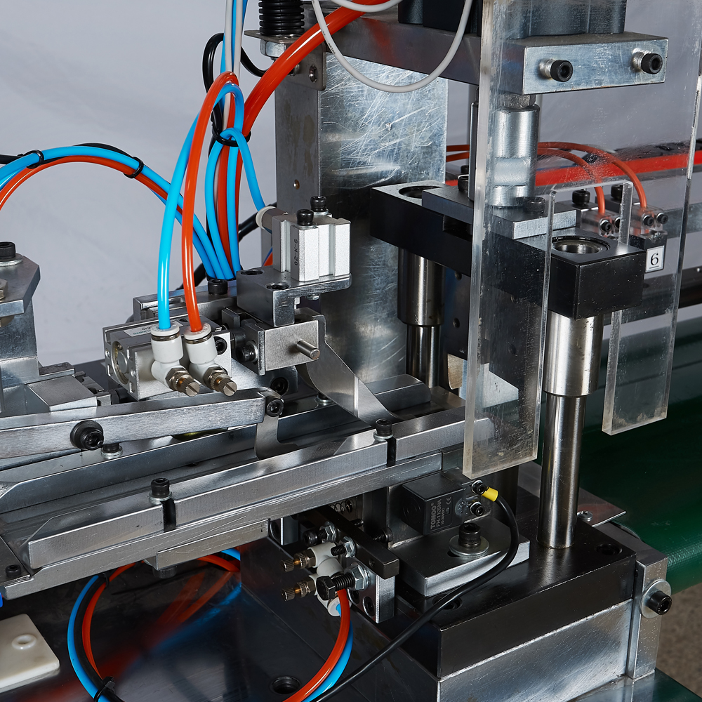 PM-081-M Normal open end cutting machine with robot arm