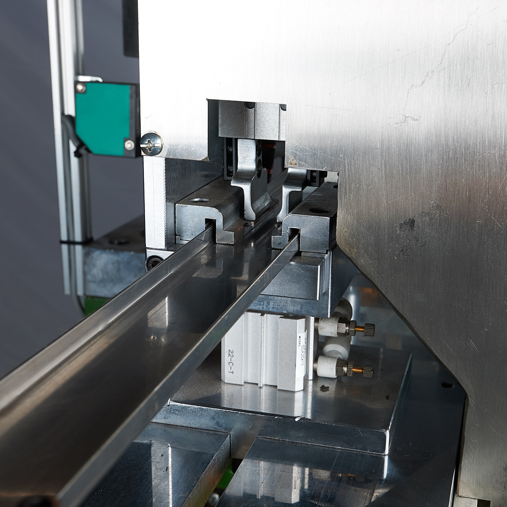 PM-019 Auto close end moulding machine