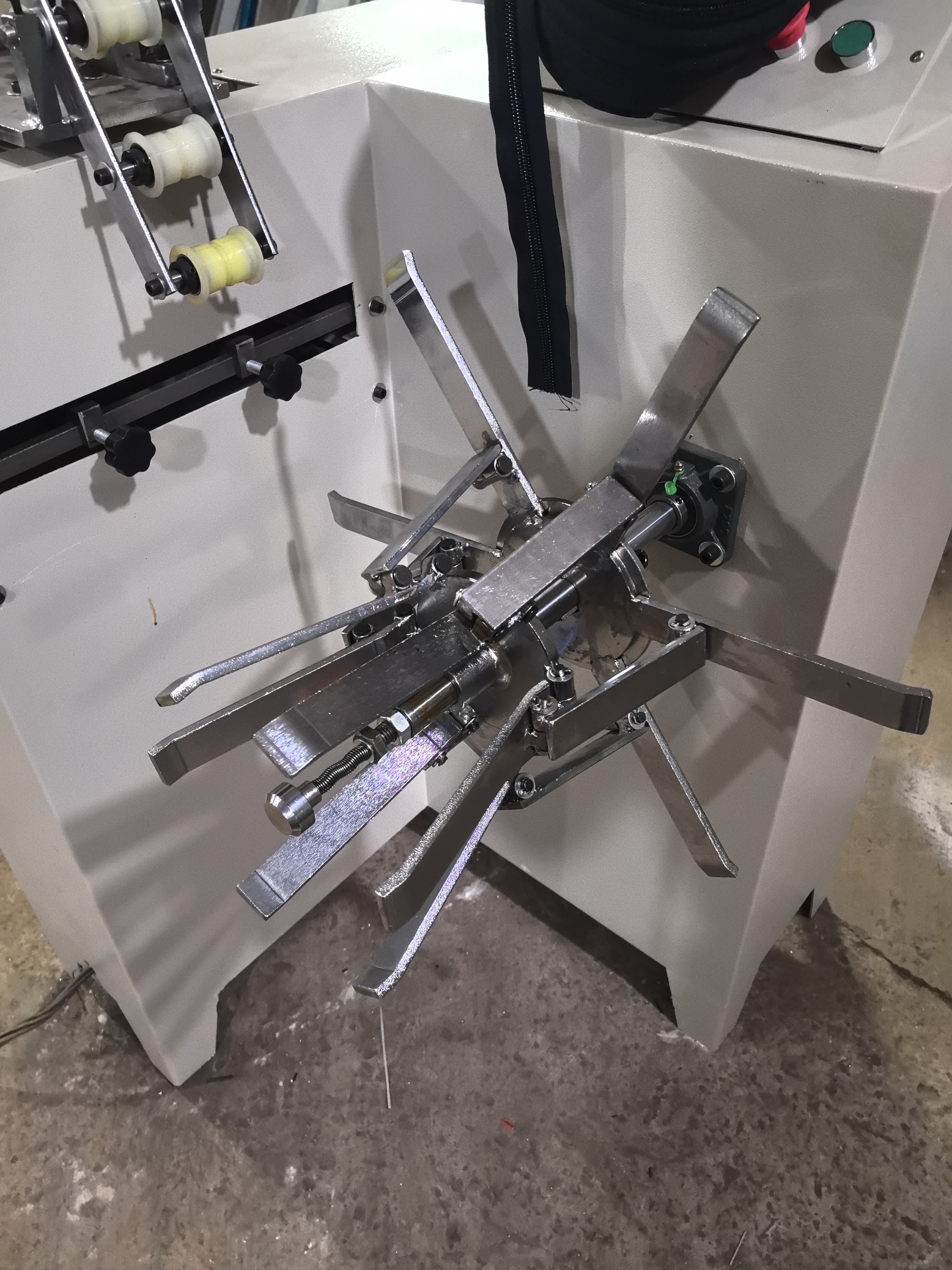 PM-131 Long chain zipper rolling and winding machine