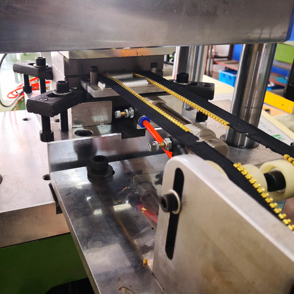 PM-018 Auto open end moulding machine