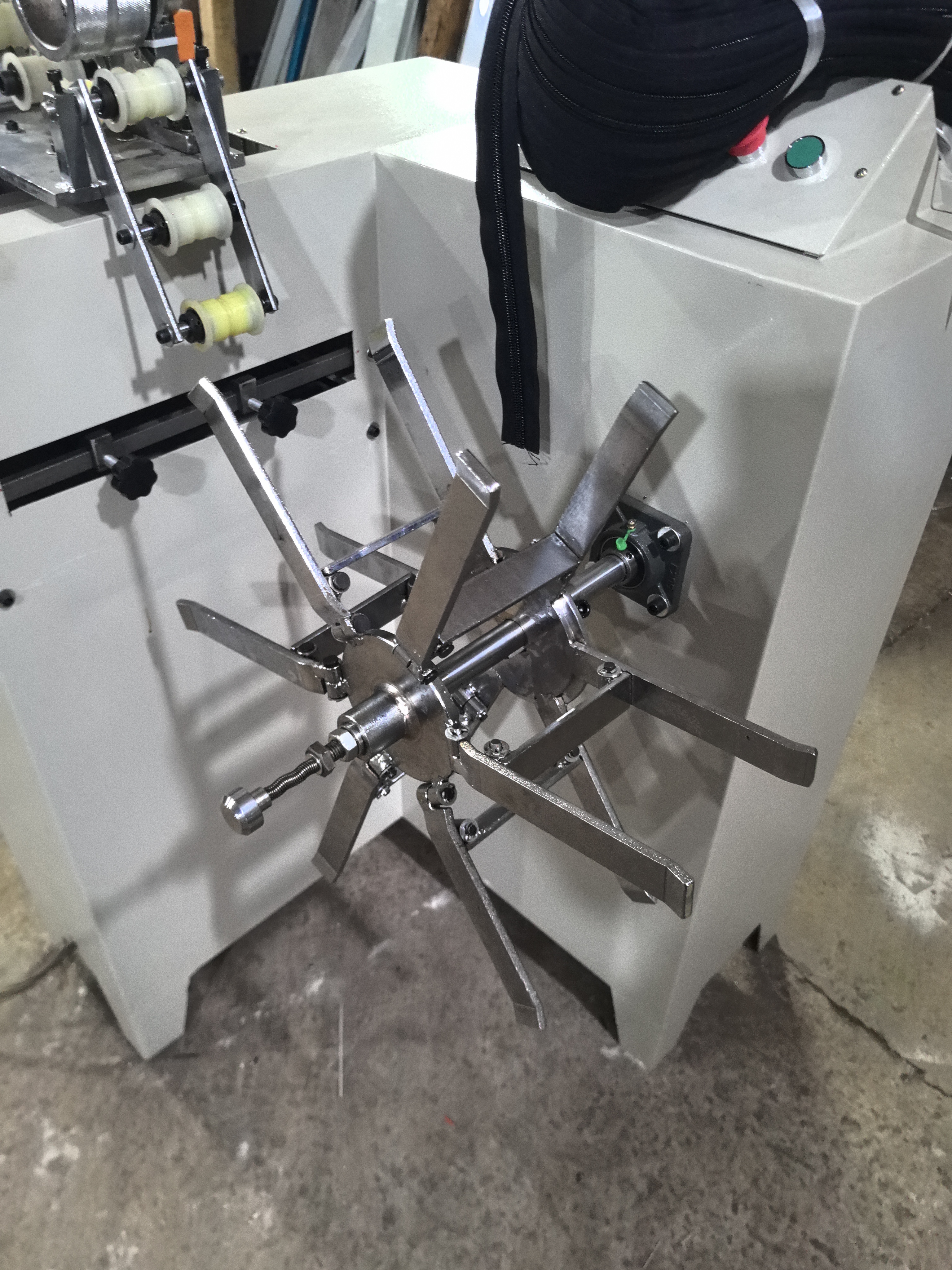 PM-131 Long chain zipper rolling and winding machine