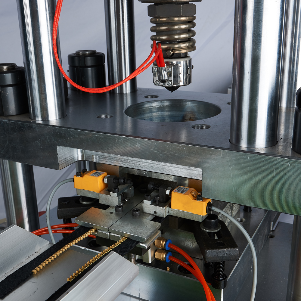 PM-018 Auto open end moulding machine